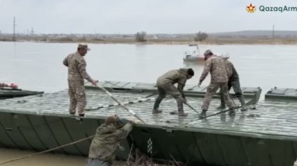 Военные соорудили спецпереправу на Ойыле для эвакуации людей и скота