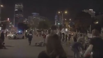 В Тель-Авиве автомобиль наехал на толпу протестующих