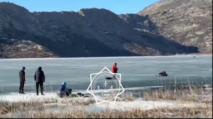 Очевидцы спасли на льду рыболовов