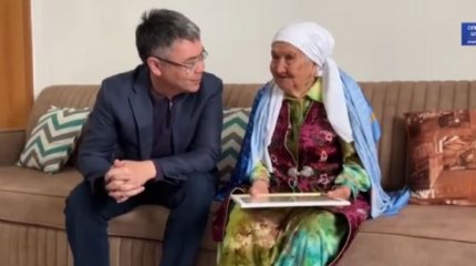 90-летняя старушка помогала грузить мешки с землей в Атырауской области