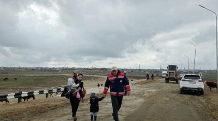 Медики помогают спасателям эвакуировать жителей затопленных сёл