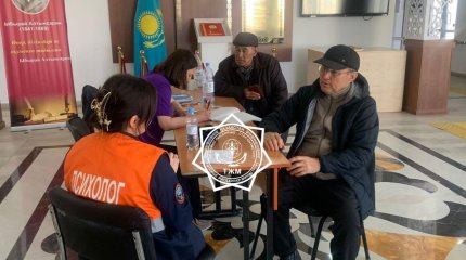 Құтқарушы-психологтар эвакуацияланған адамдарға көмектесуде