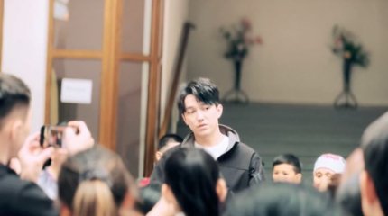 Димаш Кудайберген посетил волонтерский штаб в Актобе