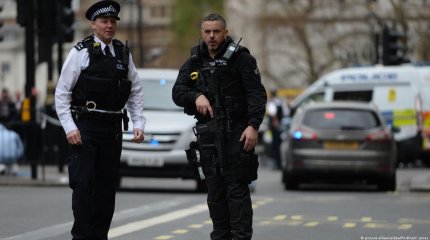 Лондонда белгісіз ер адам қылышпен шабуыл жасады