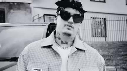 Танымал рэпер сахнадан құлап, көз жұмды