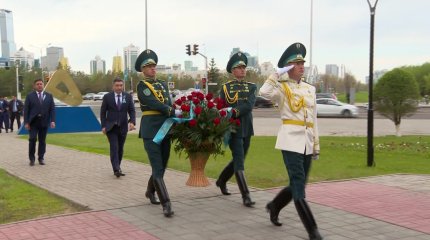 Жеңіс күнінде батырлар рухына тағзым жасалып, ескерткіштерге гүл шоқтары қойылды