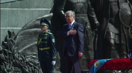 Президент Қасым-Жомарт Тоқаев «Отан Ана» монументіне гүл шоғын қойды