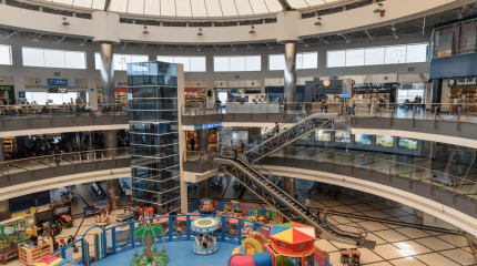 Атырауда ойын-сауық орталығында бала биіктен құлап қалды