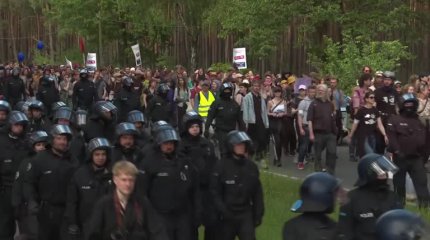 Жители Германии протестуют против расширения завода Tesla