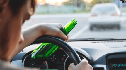 Мас жүргізуші полициядан қашамын деп аялдамаға соқты