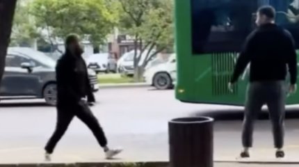 Ер адамның аялдамадағы әрекеті алматылықтарды шошытты: Желіде видео тарады