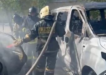 Два легковых автомобиля сгорели в Караганде (ВИДЕО)
