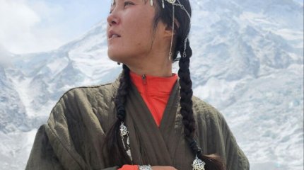 Первая казашка на Эвересте:  Анар Бурашева успешно взошла на "вершину мира"