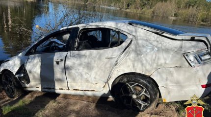 Автомобиль с пятью пьяными подростками упал в реку в России, двое погибли