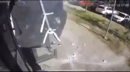 Фасад упал на голову ребенка в столичном жилом комплексе (ВИДЕО)