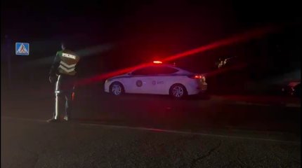 Алматыда жүк көлігінің жүргізушісі автобус аялдамасына соқтығысып, екі адамды басып кетті