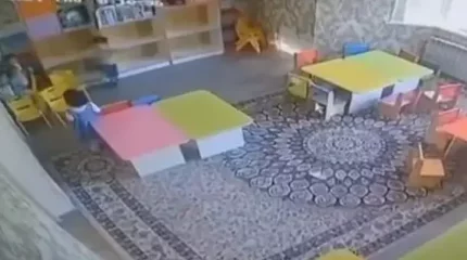 Шымкентте балабақшада бір бала екіншісін басынан орындықпен ұрған