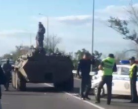 Патрульное авто и вездеход ДЧС не разъехались на мосту в Уральске