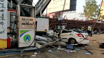 14 человек погибли после обрушения рекламного щита в Индии