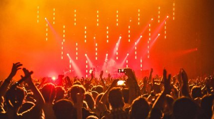 Енді сахнада ішіп алып, "концерт қоятын" әншілерге жаза қатаңдатылмақ