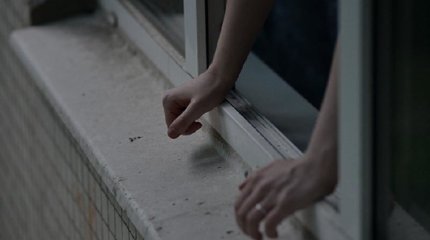 Шымкентте әйел үйдің терезесінен секіріп кетпек болған