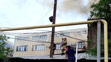 12 человек спасли из горящего двухэтажного дома в Алматы