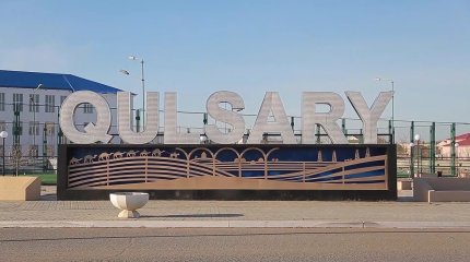 С жителями Кульсары встретился аким Атырауской области Серик Шапкенов