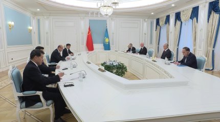 Глава государства принял заместителя Премьера Госсовета КНР Лю Гочжуна