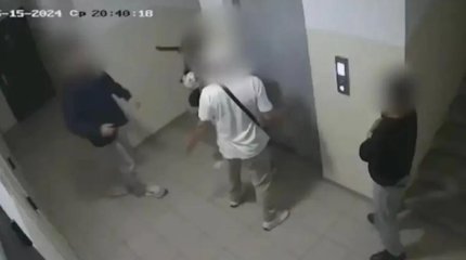 Алматыда лифтінің алдында бұрынғы әйелін аяусыз ұрып-соққан ер адам ұсталды