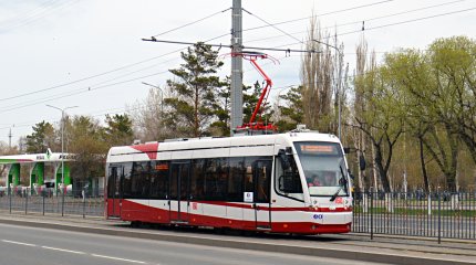 Павлодарда трамвай бағанына соғылған автобус жүргізушісі көз жұмды