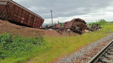 Жүк тиелген 7 вагон рельстен шығып кетті