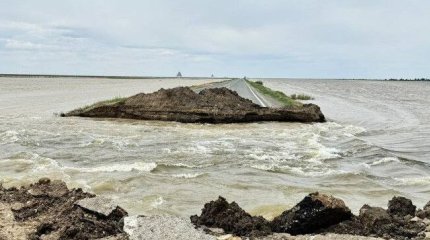 Из-за большего количества воды восстановить дорогу в Сарытогае пока невозможно, - оперштаб Атырауской области