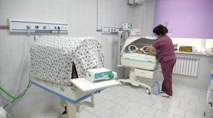 Сәби өлімі: қос бірдей жақынынан айырылған ана дәрігердің салғырттығына наразы