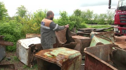 Ржавые и дырявые баки для мусора поставили коммунальные службы в один из районов Караганды