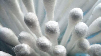 Мужчина оглох после чистки ушей ватными палочками