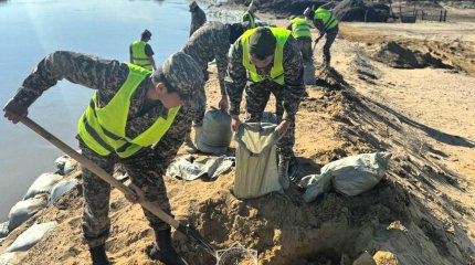 Разрыв дамбы устранили в селе Атырауской области, откуда ранее эвакуировали жителей