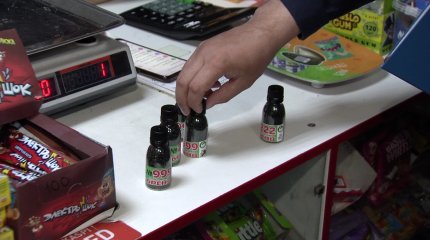 Насвай на полках продуктового магазина нашли столичные полицейские