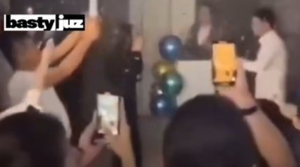 Желіде әйеліне екінші күйеу сыйлаған ер адам қызу талқыға түсті