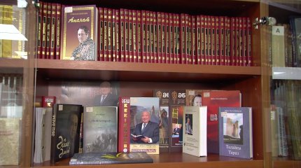 Мемлекет және қоғам қайраткері Мырзатай Жолдасбеков кітапханаға жеке қорынан 10 мыңға жуық кітап сыйға тартты