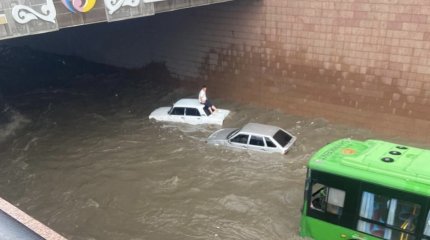 Сильный дождь парализовал движение в Шымкенте
