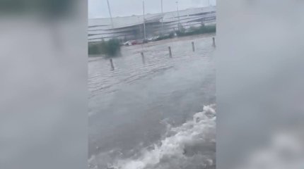 Астанада жаңбыр суынан бір көшеде қозғалыс тоқтады