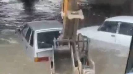 Сильный дождь в Шымкенте: затопленные машины спасали при помощи экскаватора