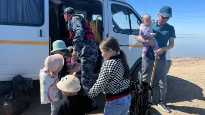 Талдыкөлден эвакуацияланған тұрғындарға дәрігерлер көмек көрсетуде