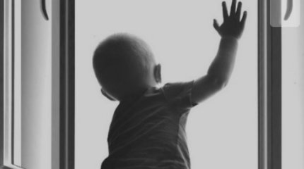 Қостанайда үш жасар бала тұрғын үйдің терезесінен құлап кетті