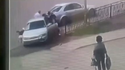 Водитель переехал сидящего на асфальте ребенка в Жезказгане (ВИДЕО)