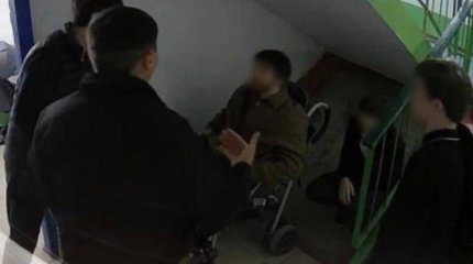 Молодые люди сломали инвалидную коляску ребёнка ради потехи в Караганде