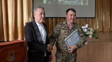 “AMANAT” партиясының белсенділері елімізде су тасқынының салдарын жоюға ат салысқан сарбаздарды марапаттады