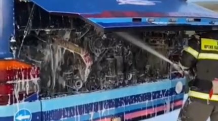 Пассажирский автобус загорелся на трассе в Карагандинской области