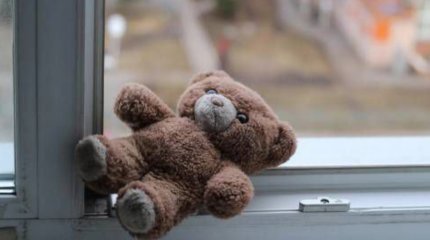 Ребенок выпал из окна многоэтажки в Мангистауской области