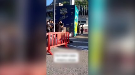 Медеуде екі ер адам төбелесіп, бір біріне балта ала жүгірген